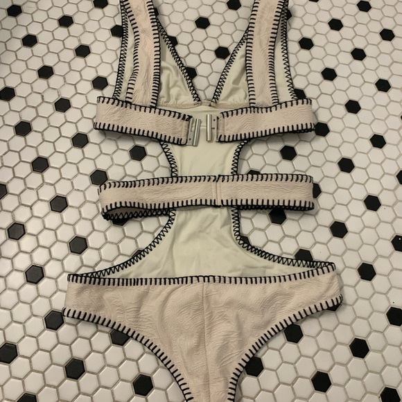 Ellejay One Piece - Picture 2 of 3